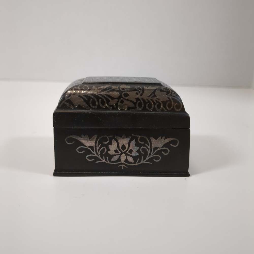 Bidri metal handcrafted floral silver inlay small trinket box - Picture 2 of 12